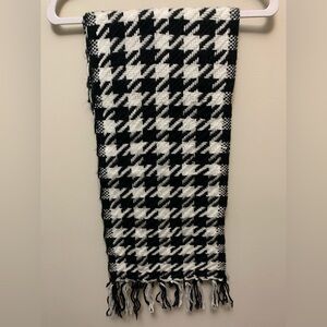 VISCOSE & WOOL Italian made Black and White Houndstooth Scarf